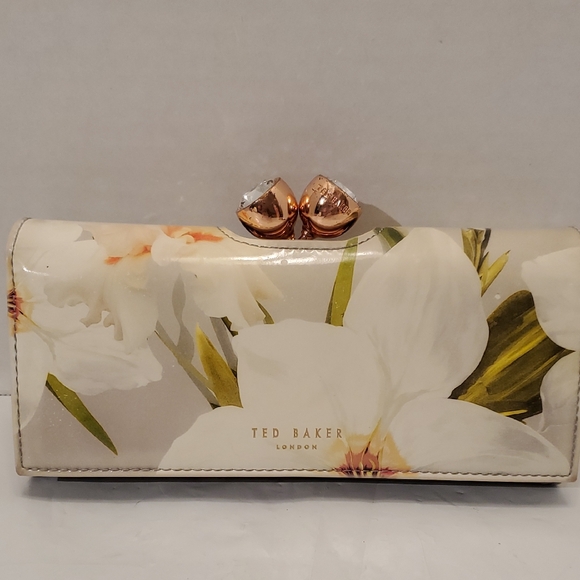 Ted Baker Cream and Green Floral Clutch 🌼 LIKE NEW - Picture 1 of 7